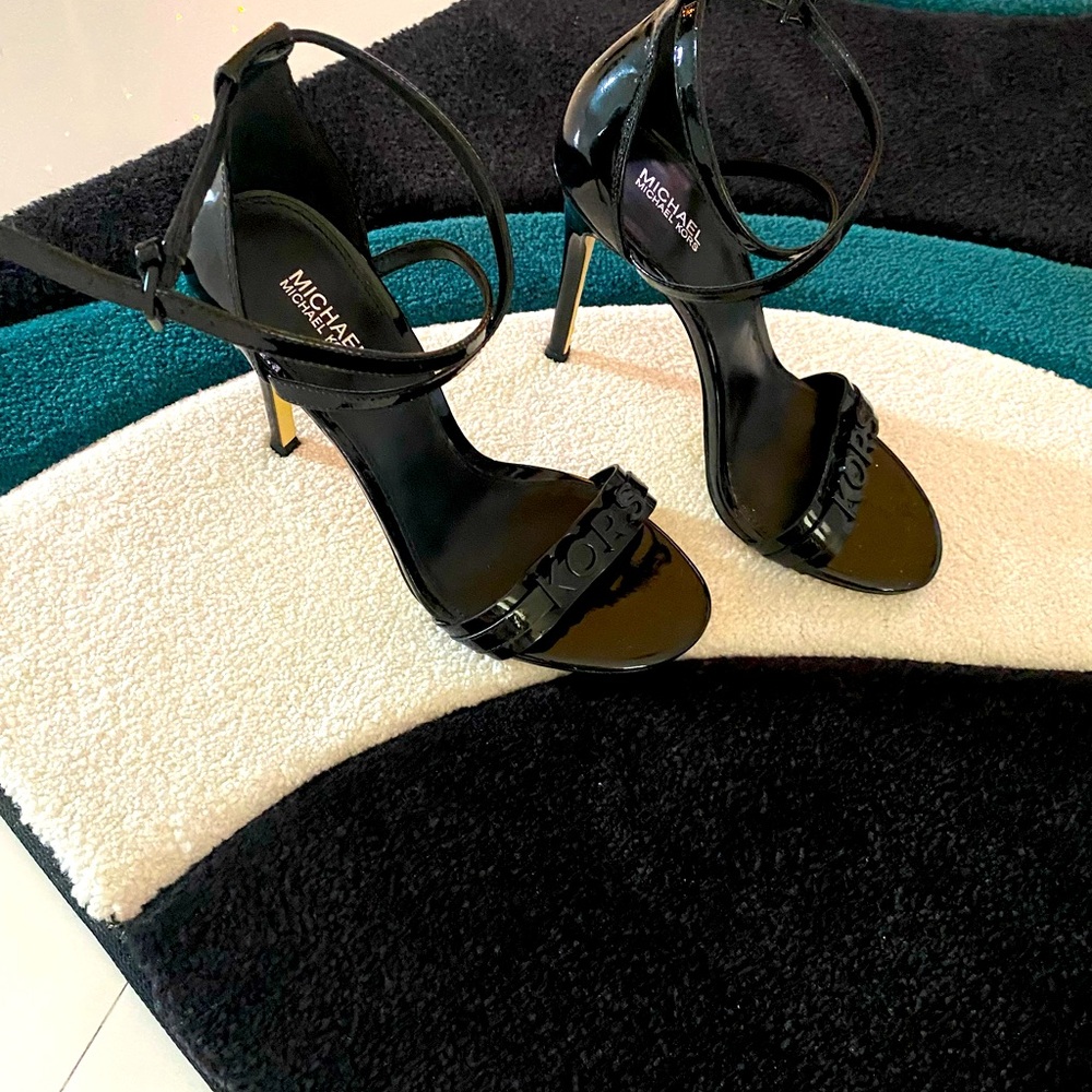Michael Kors original crisscross straps, black patent leather size 7 ￼